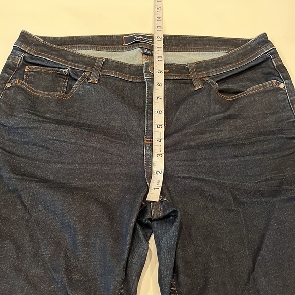 Tommy Bahama Crop Mid Rise Size 12 - Picture 6 of 16